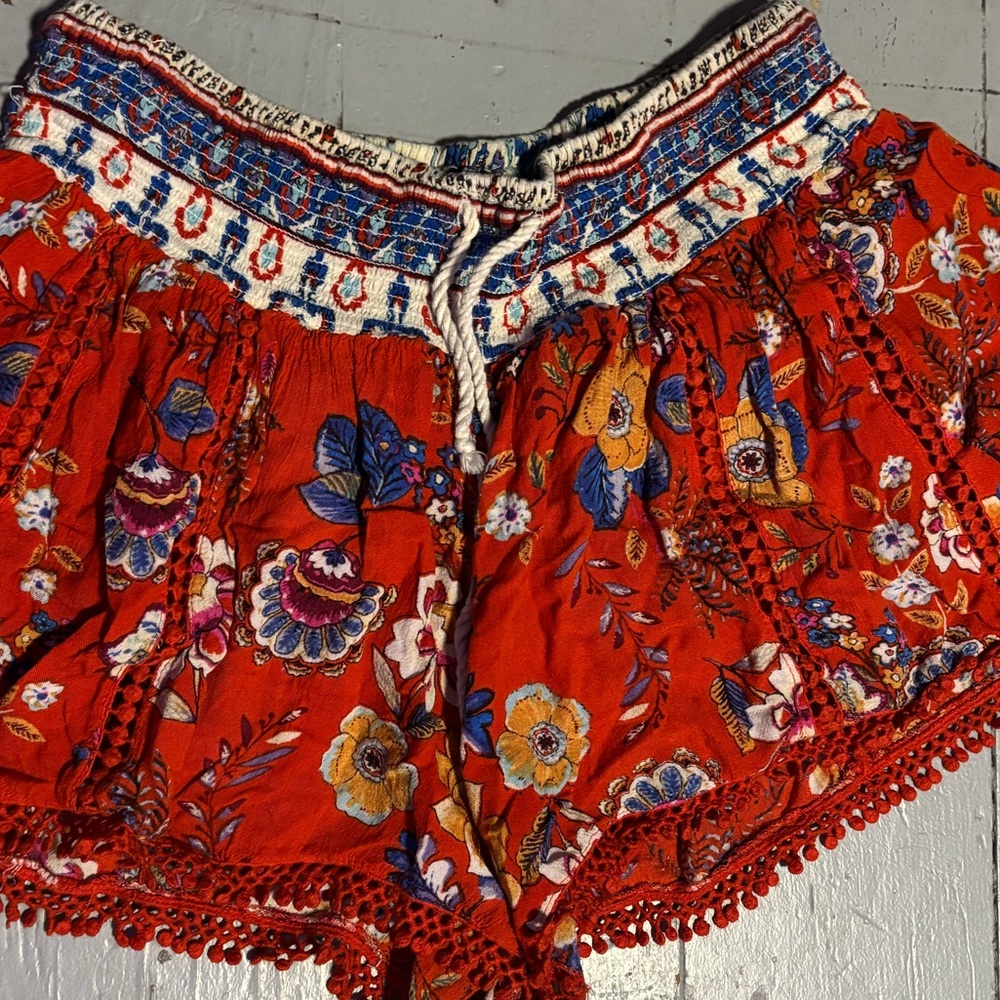Women’s patterned shorts size L